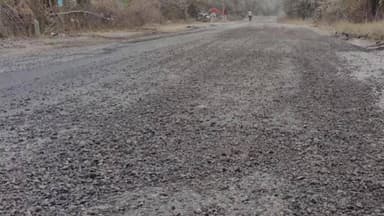 घुवारा: बमनोरा-हीरापुर मार्ग पर घटिया सड़क निर्माण, अधिकारियों की उदासीनता उजागर