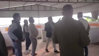 खजनी: खजनी के जयपालपार में उपनिदेशक को विकास कार्यों में मिलीं दर्जनों खामियां, सीसी रोड घर में बना, सचिव को नोटिस