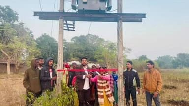 डुमरी: बंदुआ गांव में दो महीने बाद लौटी बिजली, ग्रामीणों में खुशी की लहर