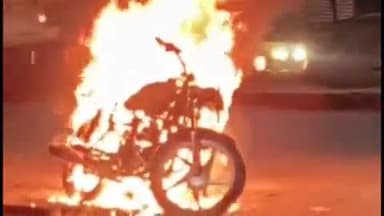 बहेड़ी: बाईपास मार्ग स्थित लोधीपुर चौराहे के पास गुस्साए युवक ने अपनी बाइक में लगाई आग, बाइक जलकर हुई राख