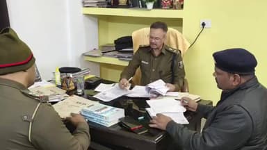 केवटी रनवे: नगर एसपी ने विशनपुर थाना में की अनुसंधान समीक्षा बैठक, लंबित मामलों के शीघ्र निपटारे के दिए निर्देश