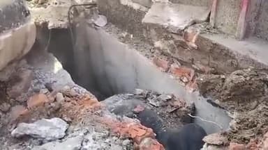 रायगढ़: रायगढ़ के राजीव नगर में नाली में फंसे बैल को नगर निगम की टीम ने जेसीबी से रेस्क्यू कर निकाला बाहर