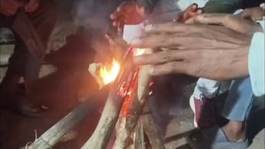 गोबिंदपुर राजनगर: राजनगर में बढ़ती ठंड से राहत, प्रशासन ने जलवाए अलाव