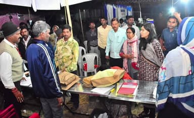 ఎల్లారెడ్డిపేట: ఎల్లారెడ్డిపేట,ముస్తాబాద్ మండల కేంద్రాల్లో గ్రామపంచాయతీ ఎన్నికల రిసెప్షన్ కేంద్రాలను సందర్శించిన ఇంచార్జి కలెక్టర్