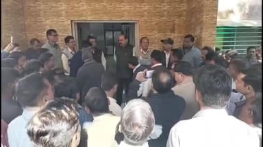 मनासा: मनासा में बिना जांच के दो विद्युत कर्मचारियों पर एफआईआर, विद्युत कंपनी संयुक्त मोर्चा ने कलेक्टर और एसपी को दिया ज्ञापन