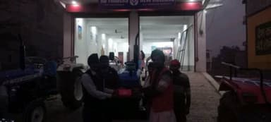 आप सभी के प्यार सहयोग आशीर्वाद से आज दिनांक 17.12.2025 को ठा0 वीरेश पंवार जी को न्यू हॉलैंड ट्रैक्टर 3230 की सम्मानित साथियों की गरिमामई उपस्थित में चाबी देते हुए शुभकामनाएं प्रेषित की एवं भगवान से प्रार्थना की कि उक्त सम्मानित किसान परिवार