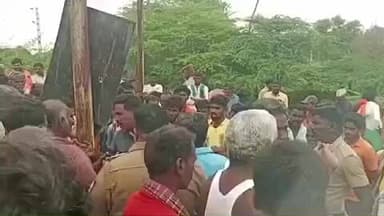 திருச்சுழி: நரிக்குடி அருகே நிரந்தர பாதை வழங்கக்கோரி ரயில்வே கிராசிங்கமுற்றுகையிட்ட பொதுமக்கள்