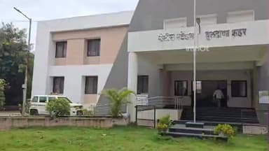 बुलढाणा: हातगाडी जवळ अवैध दारू विक्री करणाऱ्या दोन जणांविरोधात बुलढाणा शहर पोलीस ठाण्यात गुन्हा दाखल