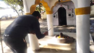 पथरिया: लोकेंद्र पटेल ने अंदोल्या धाम में पूजा-अर्चना कर क्षेत्र की खुशहाली की कामना की