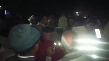 बीकापुर: देर शाम पोस्टमार्टम के बाद शव गांव पहुंचते ही रखौना चौराहे पर ग्रामीणों ने किया धरना प्रदर्शन, कल होगा अंतिम संस्कार