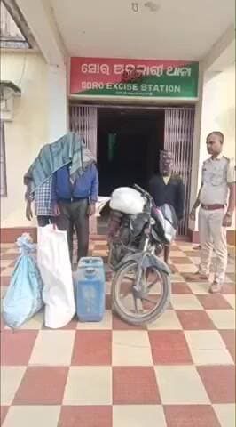 ସୋର: ନଦୀଗାଁ ସମେତ ବିଭିନ୍ନ ସ୍ଥାନରେ ଅବକାରୀ ଚଢ଼ାଉ, ବାଇକ ସହ ଦେଶୀମଦ ଜବତ, ୩ ଗିରଫ