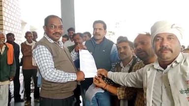 देवरी: बिजली समस्या से परेशान 7 गांवों के लोगों ने देवरी एसडीएम और बिजली विभाग के अधिकारी को दिया ज्ञापन