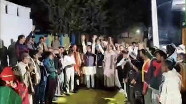 पोहरी: पोहरी में भाजपा जिला उपाध्यक्ष दिलीप मुदगल ने उमरी गांव की महिलाओं को साड़ियां वितरित कीं