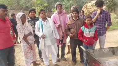 খেজুরি ২: খেজুরির সিমলি বুথে একটি কংক্রিট ঢালাই রাস্তা নির্মাণের সূচনা করেন খেজুরী গ্রাম পঞ্চায়েত প্রধান কালীপদ মন্ডল