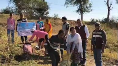 चौरई: पालादोंन में बोरी बंधान करके पानी बचाने का संकल्प लिया गया