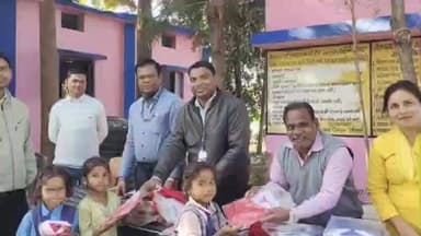 चांद: कौआखेड़ा में छात्र-छात्राओं को हाउस ड्रेस का वितरण किया गया, जनप्रतिनिधि रहे मौजूद