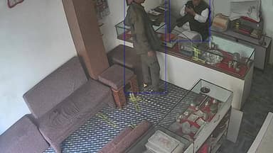 पचोर: सोनी की दुकान में चोरी करने आया युवक चश्मा लेकर फरार, सीसीटीवी में कैद