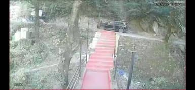 #हिमाचल_प्रदेश –
डलहौजी में टेंपो ट्रेवलर ऊंचाई पर चढ़ते हुए अचानक पीछे की तरफ जाने लगा। गाड़ी के पिछले टायर खाई में चले...