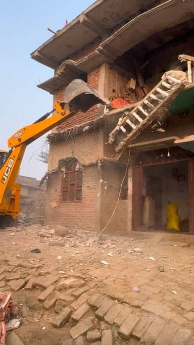 पताही में बुलडोजर का खौफ: सरकारी जमीन पर बने पक्के मकान टूटे, लोगों में मची अफरा-तफरी
#BiharNews #BulldozerAction #Biha...