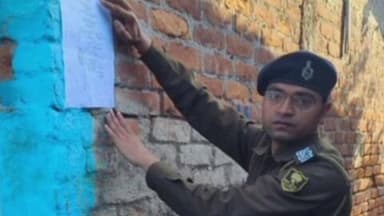 कलुआही: कलुआही थाना की पुलिस द्वारा फरार अपराधी के घर चिपकाया गया इश्तेहार