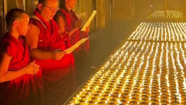 बोध गया: भूटान के 118वें राष्ट्रीय दिवस पर महाबोधी मंदिर में बौद्ध भिक्षुओं ने जलाया कैंडल