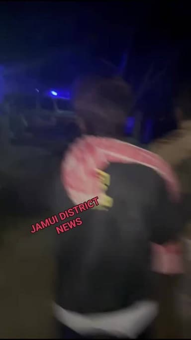 झाझा थाना क्षेत्र के एक जवान ने लोगों द्वारा बुरी तरह पी@ठ कर घायल ,सूरज मांझी को बिना समय गंवाए अस्पताल पहुंचाया जिससे ...