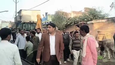 जौरा: एसडीएम शुभम शर्मा और सीएमओ वीरेंद्र रावत के नेतृत्व में शहर की पुरानी सब्जी मंडी में अतिक्रमण हटाओ अभियान