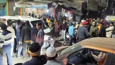 कौंच: चंदकुआ चौराहे पर ईको वैन ने बाइक को टक्कर मारी, बाइक सवार युवक गंभीर घायल, पुलिस ने वैन चालक को हिरासत में लिया