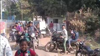 ખંભાત: ONGC પ્રા. શાળામાં બૉમ્બ અને બાળકોને ઉપાડવાની અફવાને લઈ વાલીઓ શાળાએ પહોંચ્યા, શિક્ષકો દ્વારા અફવા ન માનવા અપીલ કરાઈ.