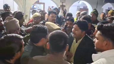 #चन्दौली में केजी नंदा हॉस्पिटल के संचालक और महिला आयोग की सदस्य के बीच विवाद,विवाद के बाद कोतवाली पहुंची भीड़ ने लगाए प...