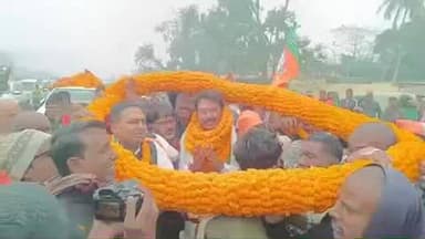 गोरौल: भाजपा के नवनियुक्त प्रदेश अध्यक्ष संजय सरावगी का कार्यकर्ताओं ने गोरौल चौक पर फूल मालाओं से किया भव्य स्वागत