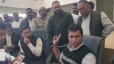 #दतिया #मध्यप्रदेश
नेताओं की गुलामी कर रहे थे पटवारी साहब, कलेक्टर ने कर दिया नौकरी से बर्खास्त ..वीडियो मध्य प्रदेश के...