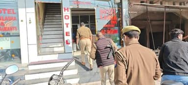 होटल पर पुलिस के छापे से हड़कंप, लड़के के साथ छात्रा बरामद
▪️छात्रा के परिजन की शिकायत पर पहुंची थी पुलिस, पुलिस के एक्...