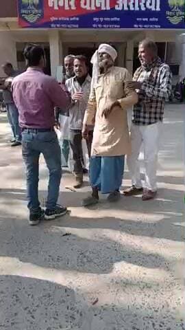 Kan saaf karne ke dauran I'mmara Chaku