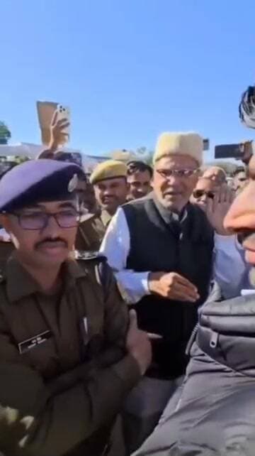 #Jaisalmer #जैसलमेर में पूर्व मंत्री व पुलिस हुई आमने सामने:प्रदर्शन से रोकने पर गुस्सा हुआ सालेह मोहम्मद, कहा- तानाशाही...