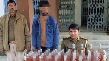 सोनबरसा: कन्हौली थाना क्षेत्र में पुलिस ने शराब तस्कर को किया गिरफ्तार, ई-रिक्शा से 26 लीटर विदेशी शराब जब्त