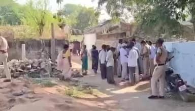 దేవరకద్ర: మూసాపేట మండలం వేముల గ్రామంలోఅనుమానాస్పద స్థితిలో యువతి మృతి అత్యాచారం చేసి హత్య చేశారంటున్న బంధువులు