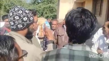 कुक्षी: निसरपुर के लिंगवा में खाद की समस्या से परेशान किसानों ने किया प्रदर्शन, मौके पर पहुंचे अधिकारी