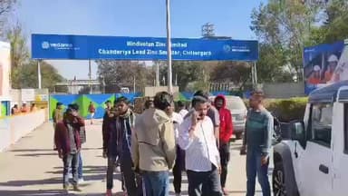 गंगरार: हिंदुस्तान जिंक गेट पर किसानों का उग्र विरोध, मृत भैंस के साथ प्रदर्शन और आत्मदाह की कोशिश