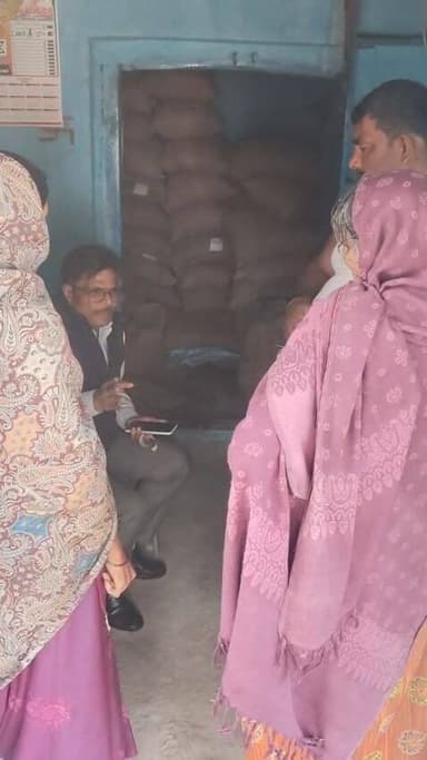 बोधगया में पीएम आगमन की शिकायत के बाद भी गया में अनाज घोटाला जारी, बेलागंज में जिला आपूर्ति पदाधिकारी के औचक निरीक्षण मे...