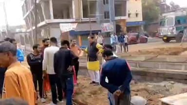 মেদিনীপুর: "রাতের মধ্যেই কুইকোটার কালভার্টের বসে যাওয়া স্থান মেরামত হয়ে যাবে"অবরোধস্থলে প্রতিশ্রুতি পৌর প্রধানের