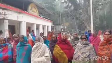 करपी: करपी प्रखंड कार्यालय में कंबल की मांग के लिए जुटीं महिलाएं