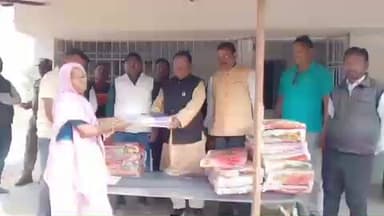 पाकुड़िया: पाकुड़िया झामुमों कार्यालय में विधायक प्रो स्टीफन मरांडी ने किया कंबल वितरण