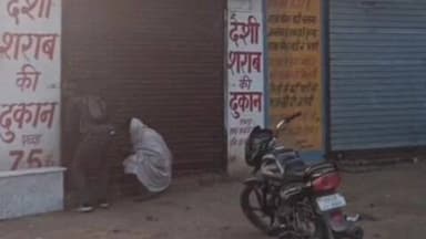 सिकंंदराबाद: सिकंदराबाद क्षेत्र के गांव निजामपुर में देसी शराब ठेके पर नियमों की अनदेखी, सुबह-सुबह अवैध बिक्री का फोटो हुआ वायरल