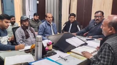 चरखारी: चरखारी ब्लॉक में विकास खण्ड अधिकारी की अध्यक्षता में ग्राम पंचायत सचिवों की मासिक समीक्षा बैठक आयोजित