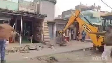 इसुआपुर: इसुआपुर बाजार में अतिक्रमण पर प्रशासन का बुलडोजर चला