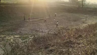 उमरिहा गाओं मे ग्क्रिकेट ग्राउंड ना होने कारण बच्चे तालावो मे मैच खेल रहे है #