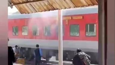 कनवास: दरा स्टेशन के पास ट्रेन के ब्रेक जाम होने से उठा धुआं, यात्रियों में मचा हड़कंप