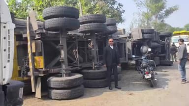 मझौली: मड़वास थाना क्षेत्र में मझिगमा मोड़ के पास कोयला ट्रक पलटा, कलिजर घायल