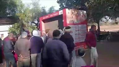 हिण्डौन: एलईडी मोबाइल वैन जागरूकता अभियान के तहत, बढ़ता विकास रथ चिनायटा में पहुंचा, आम जन को किया जागरूक